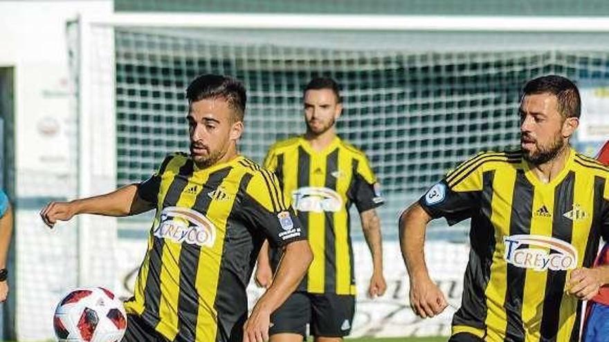 Sanín controla la pelota en un partido ante la UD Ourense. // Noé Parga