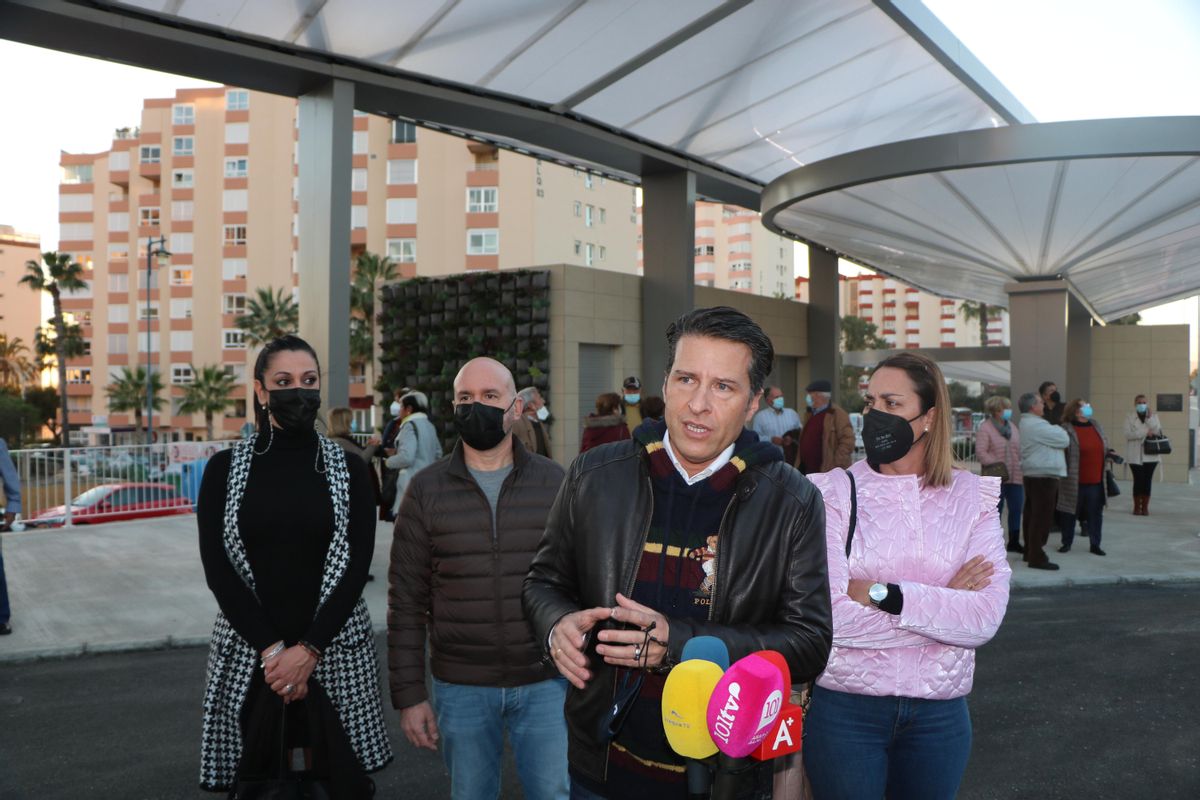 El alcalde, Óscar Medina, atiende a los medios de comunicación durante el acto.