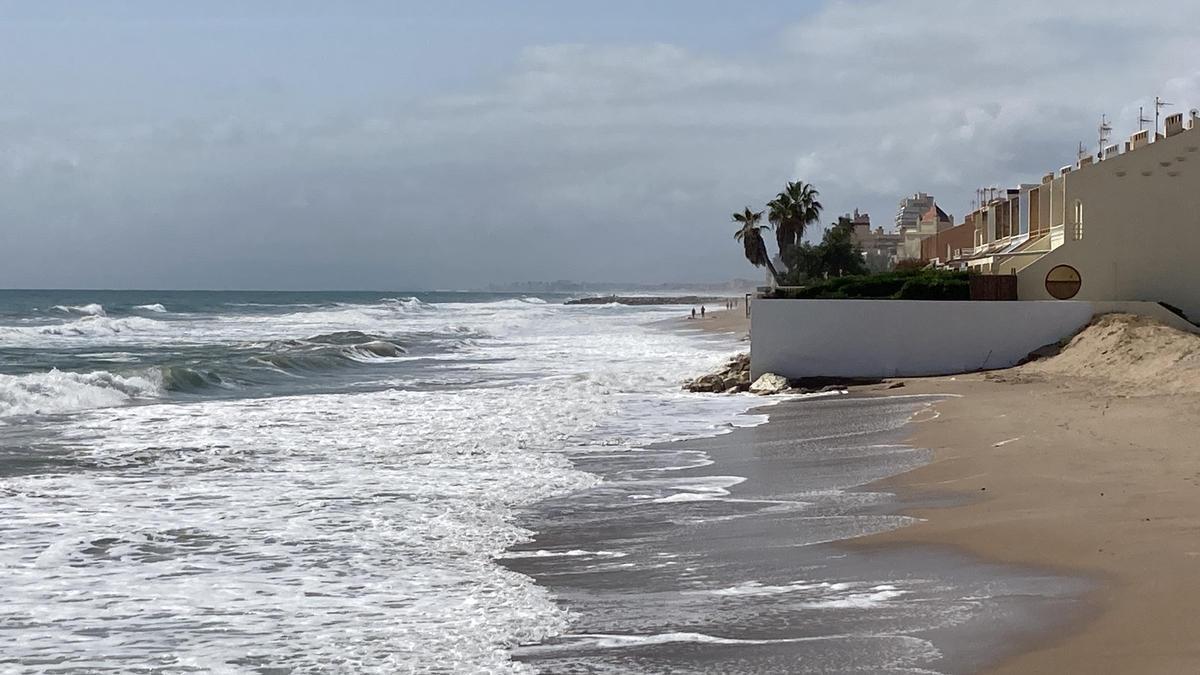 La playa de la Goleta de Tavernes, sin arena, en una imagen de la pasada semana