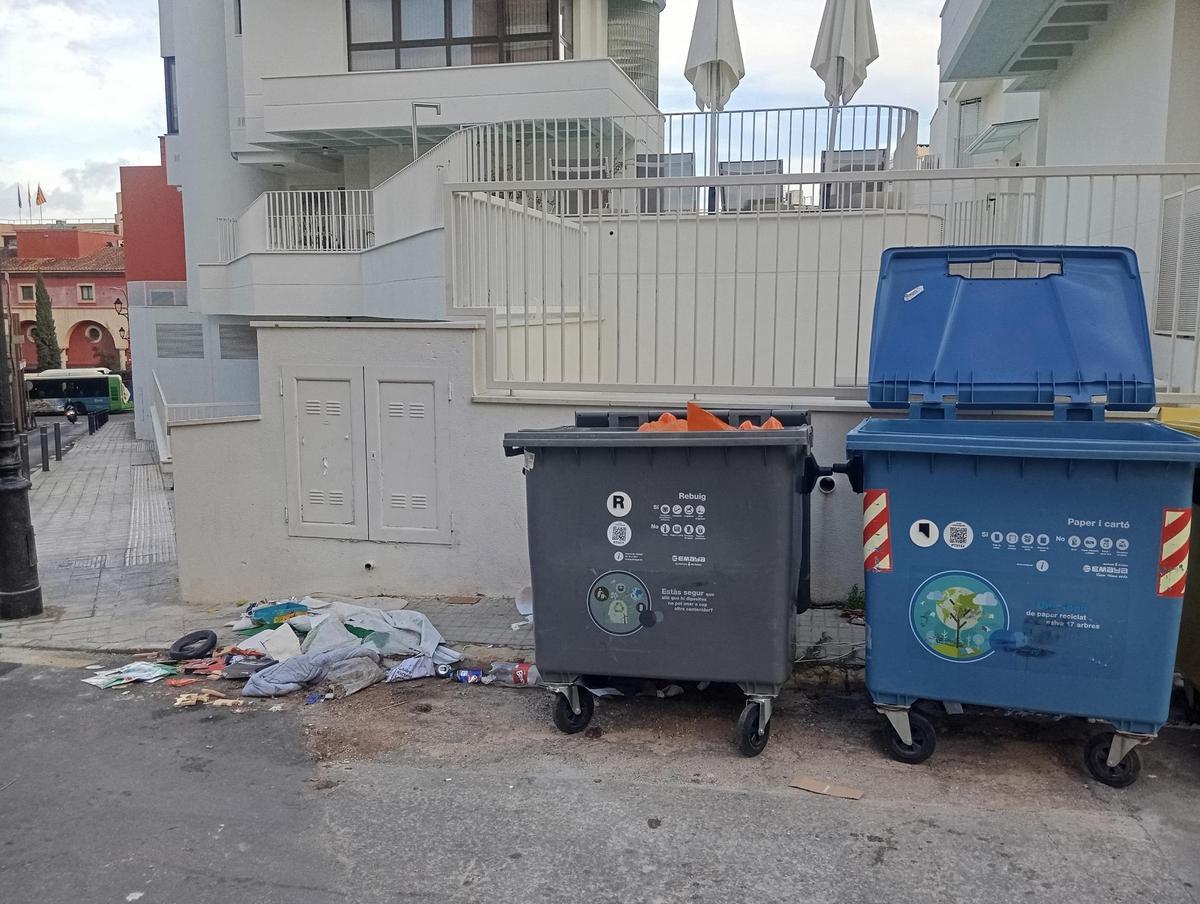 Fachada posterior de uno de los nuevos edificios con la basura tirada por el suelo