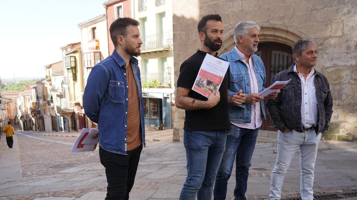 El PSOE de Zamora propone comprar bajos en Balborraz para alquileres comerciales. En la imagen, David Gago (centro) explica la medida.