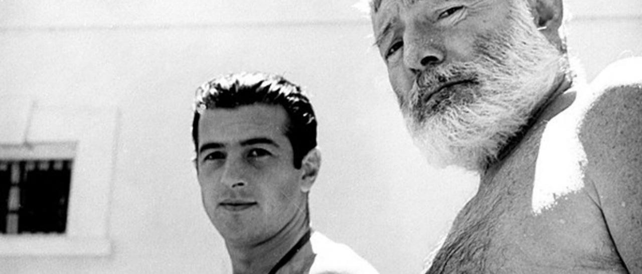 El torero Antonio Ordóñez y Ernest Hemingway en la piscina de La Cónsula.