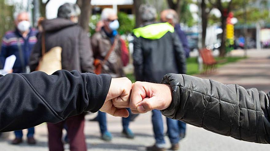 El choque de puños, uno de los nuevos saludos. | VICENT MARÍ