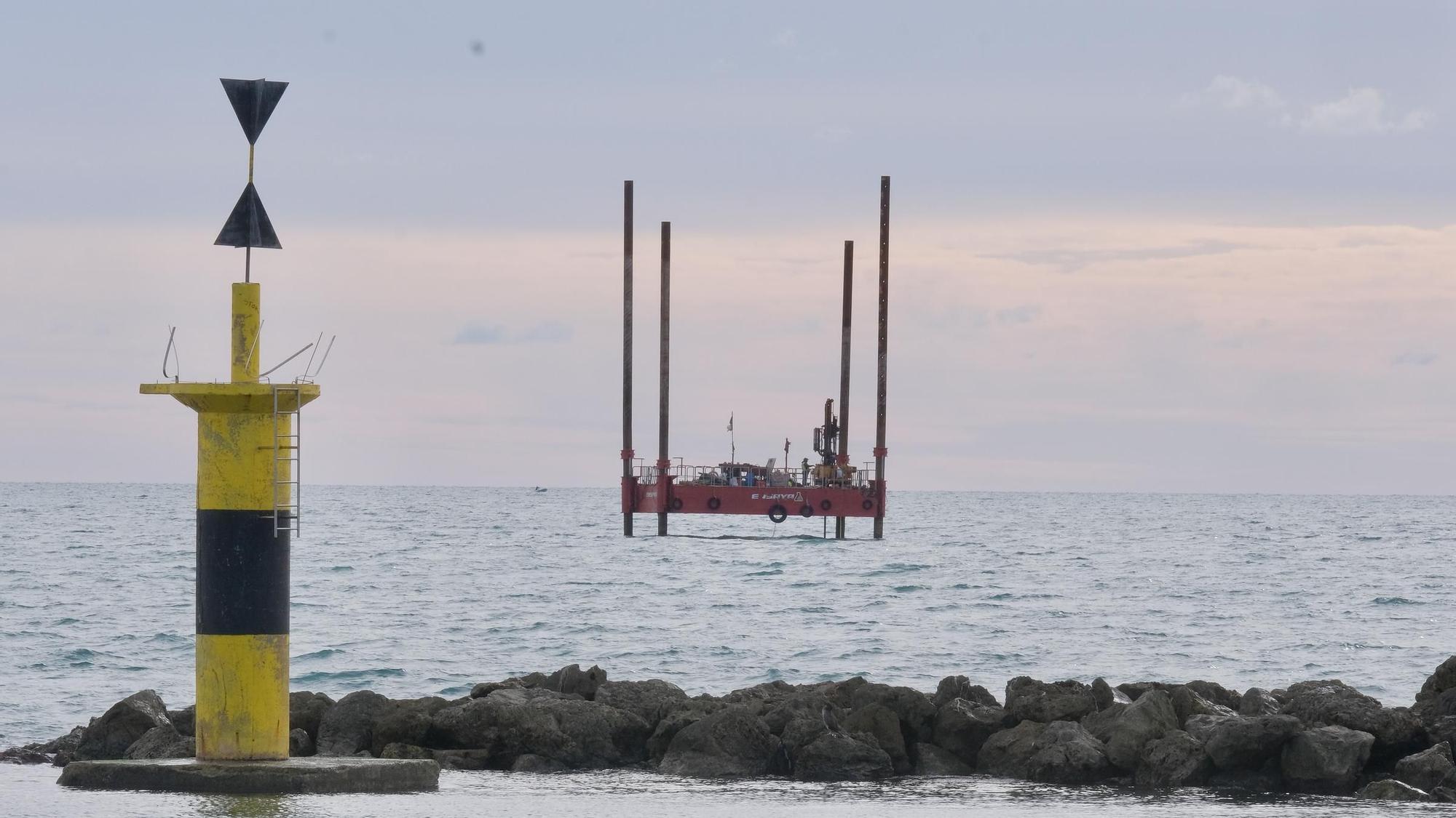 FOTOS: Una gran plataforma se instala en la bahía de Palma para prolongar el emisario de aguas sucias más allá de la pradera de posidonia