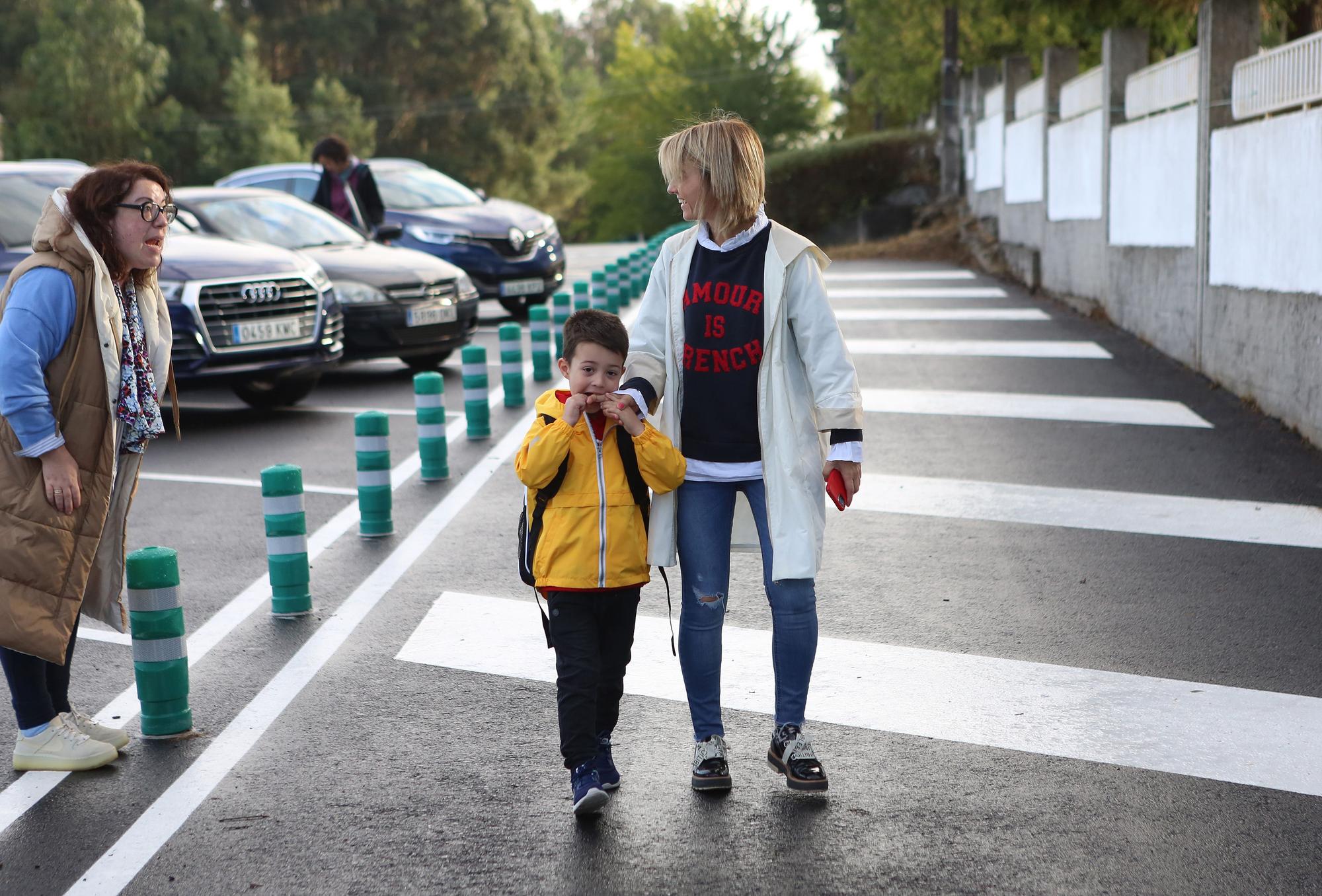 Un niño, con una familia, en el CEIP de A Bandeira