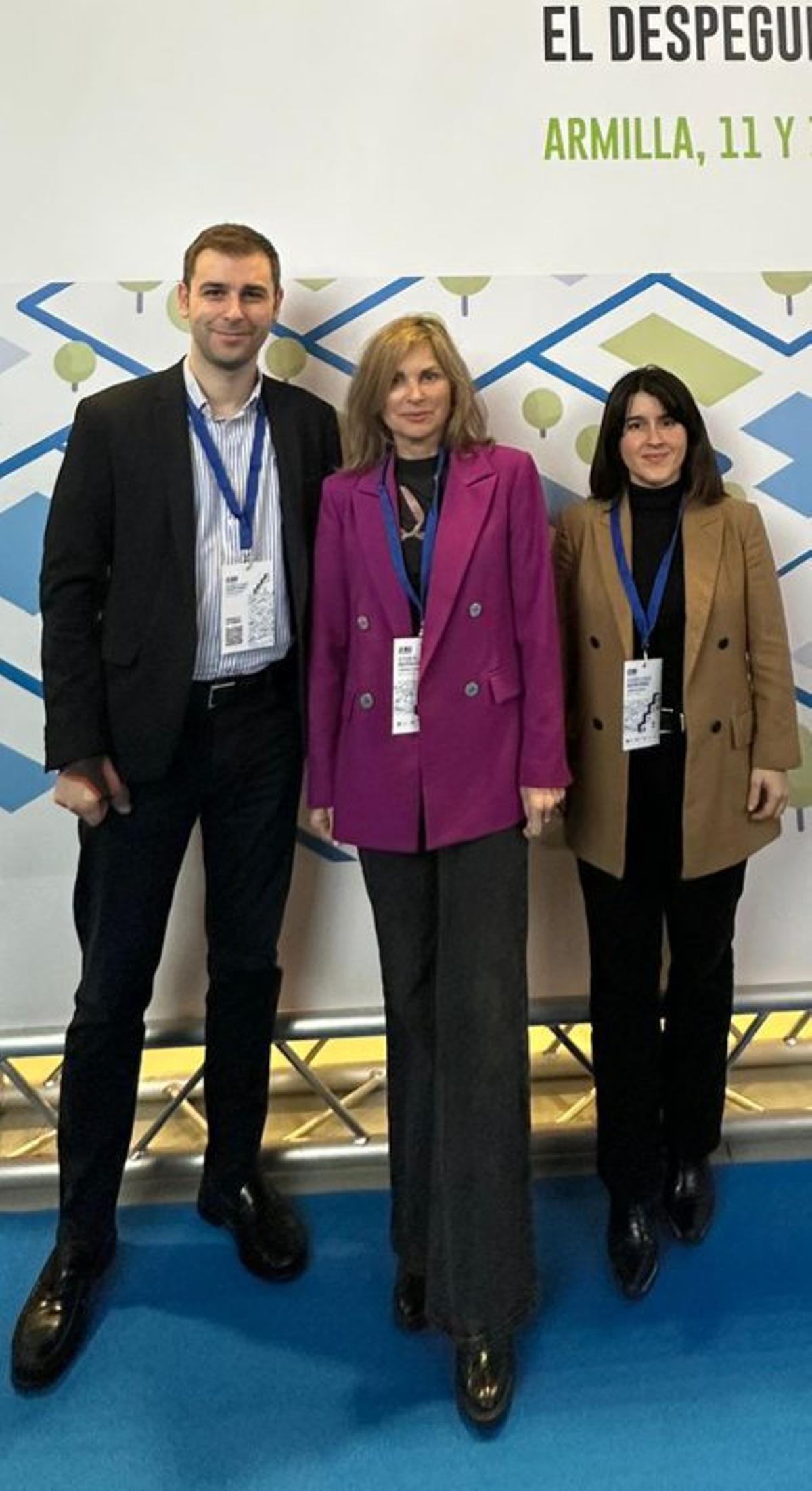 Nava Castro (en el centro) acudió con Francisco Represas y  Silvia Táboas.