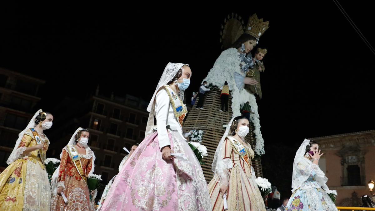 Búscate en el primer día de la ofrenda por la Calle Caballeros de las 21:00 a las 22:00