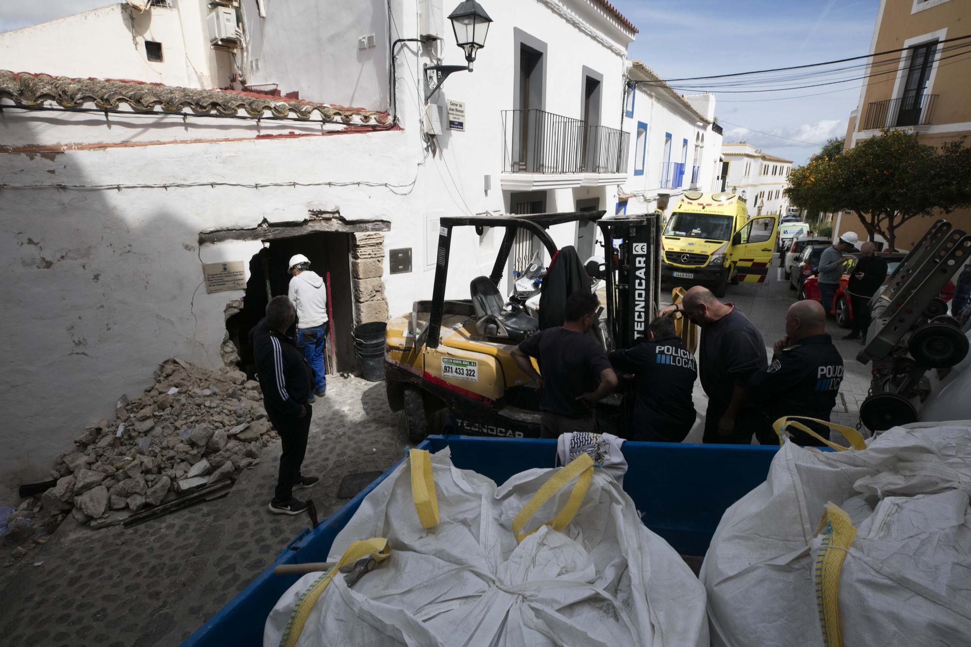 Galería de imágenes del toro mecánico siniestrado contra una casa en Ibiza
