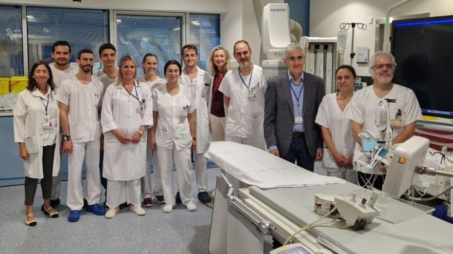 El equipo de cardiología, acompañado de responsables del HUCA. Por la izquierda, María José Villanueva, directora del Hospital; Luis Zamayos, Juan Francisco Ortiz de Zárate y Marcel Almendarez, cardiólogos; Ángela Herrero y Cristina Fernández, supervisoras; Emma García, enfermera; Daniel Morena, cardiólogo; Beatriz López Muñiz, gerente del área IV; Rodrigo Mesa, enfermero; Pablo Avanzas, director del área del Corazón, y Rut Álvarez y Jesús María de la Hera, cardiólogos.