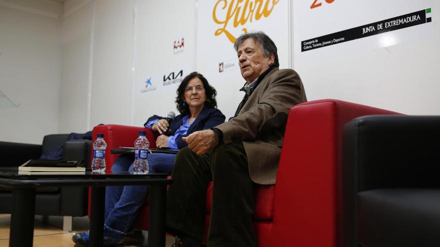 Luis Landero abarrota la carpa de la Feria del Libro de Cáceres: “Estoy abrumado”