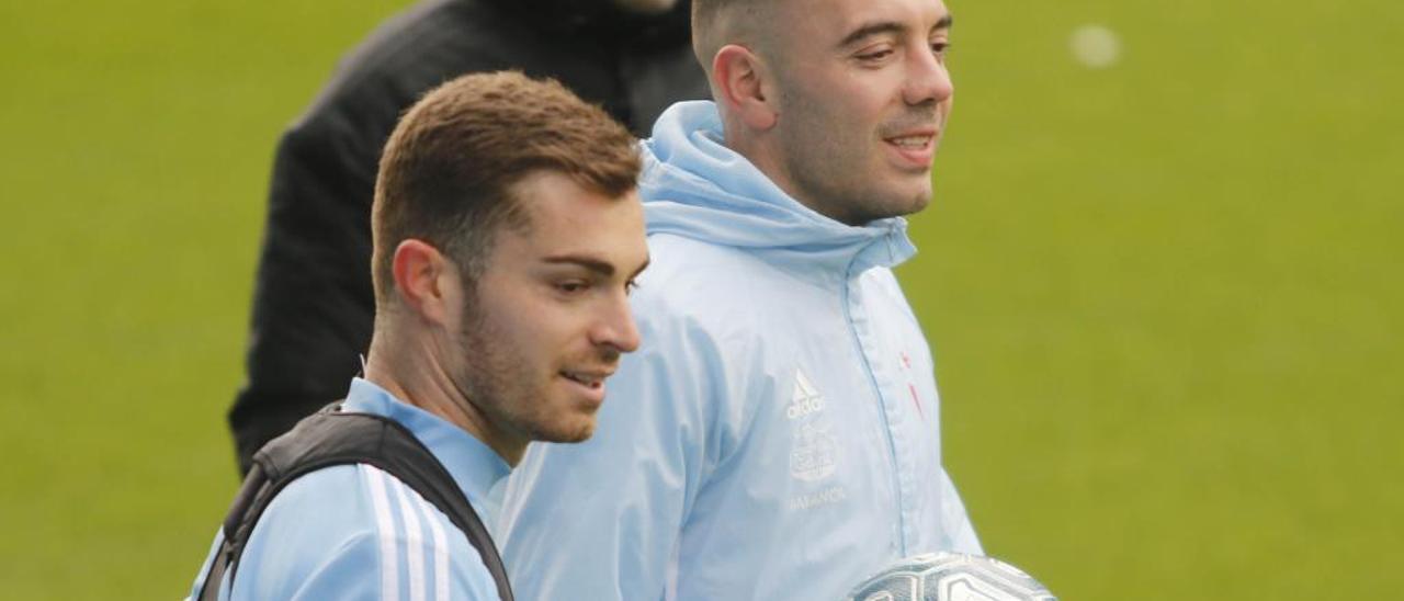 Juan Hernández, al lado de Iago Aspas, en un entreno del Celta. // A. Villar