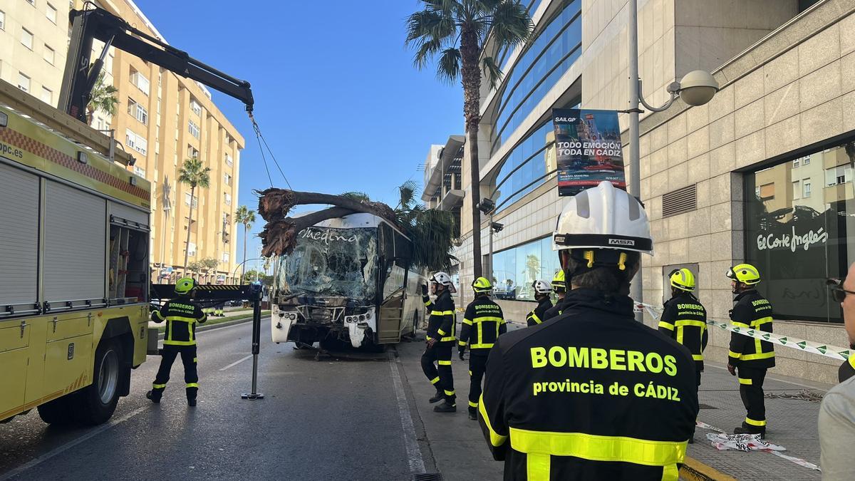 Las imágenes del accidente de autobús en Cádiz que deja tres muertos