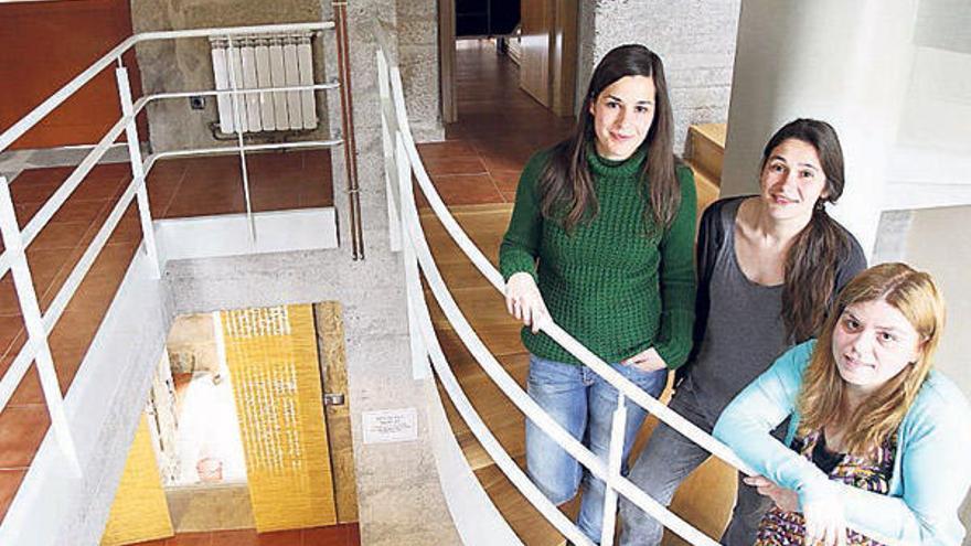 Alba, Eva y Lorena, en la escalera de la casa, con una de las habitaciones colectivas al fondo.  // José Lores