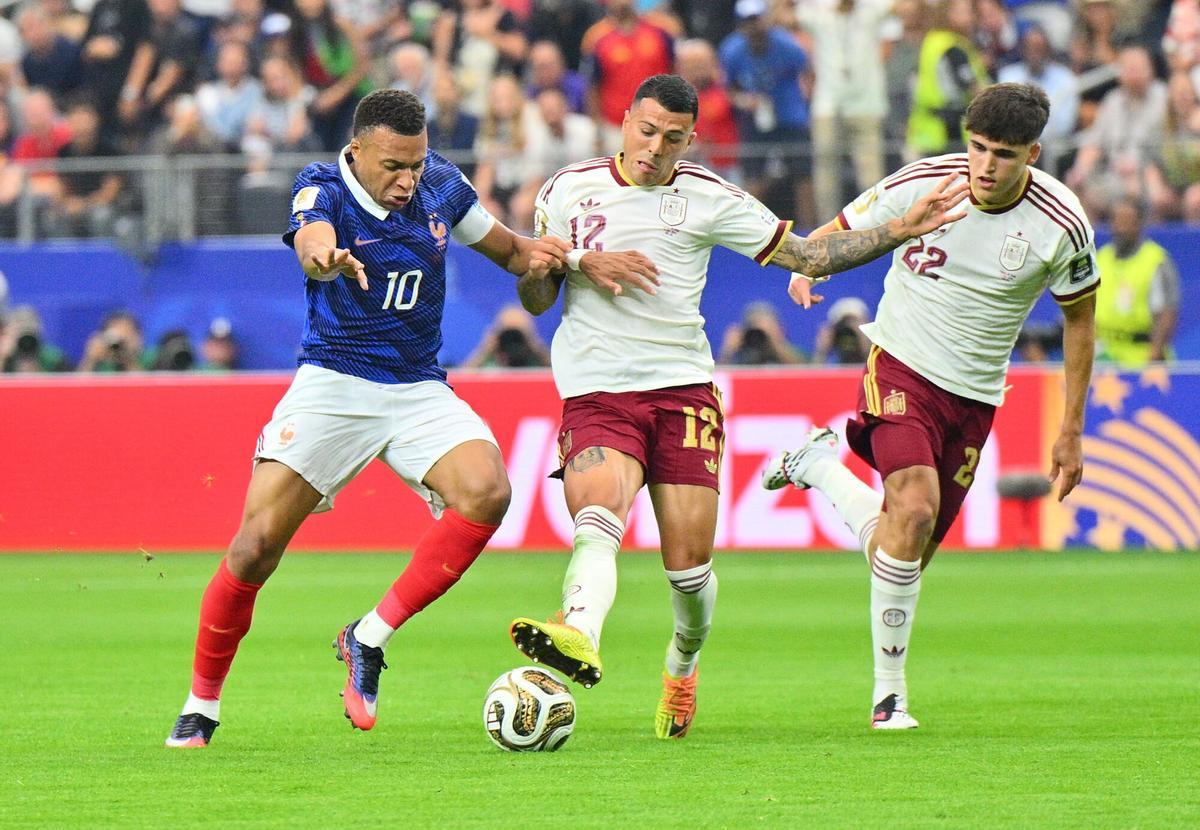Mbappé, defendido por Pedro Porro y Cubarsí