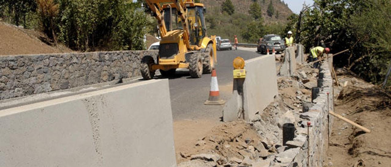 Obras de mantenimiento de carreteras en la cumbre de Gran Canaria.