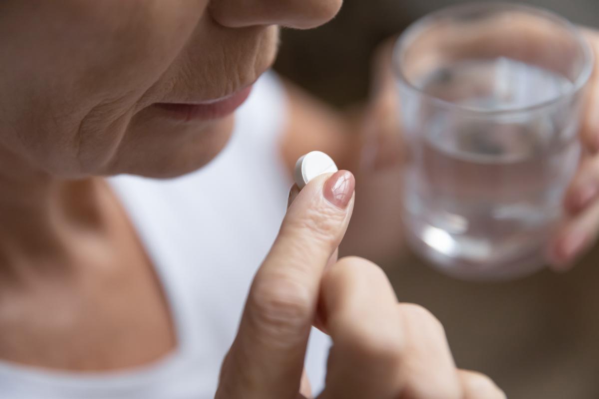 Archivo - Mujer madura tomando una pastilla. Menopausia. Fármaco.