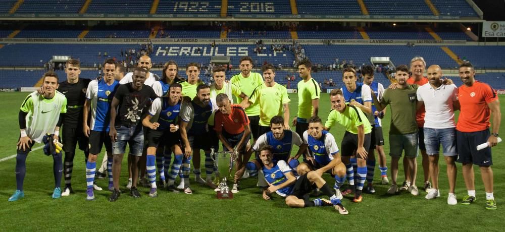 El equipo celebra el título