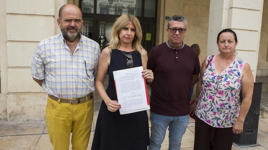 Montesinos sostiene la denuncia junto a varios ediles del PSOE