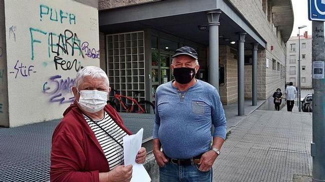María del Carmen Rodríguez y Manuel Vila, vecinos de Coiro: "La cita presencial me la dio mi médico para el día siguiente, no tuve que esperar nada". // FdV