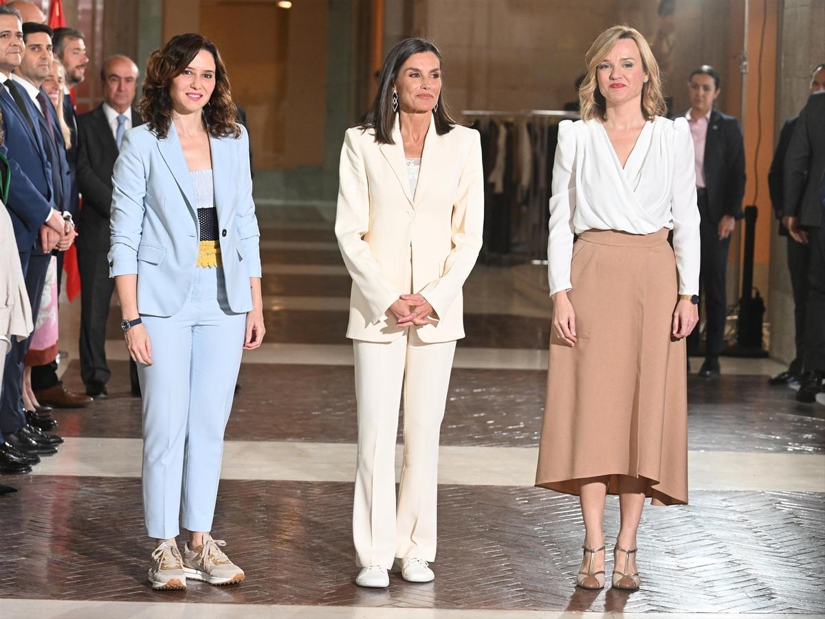 Ayuso, igual que la Reina Letizia, con zapatillas de deporte.