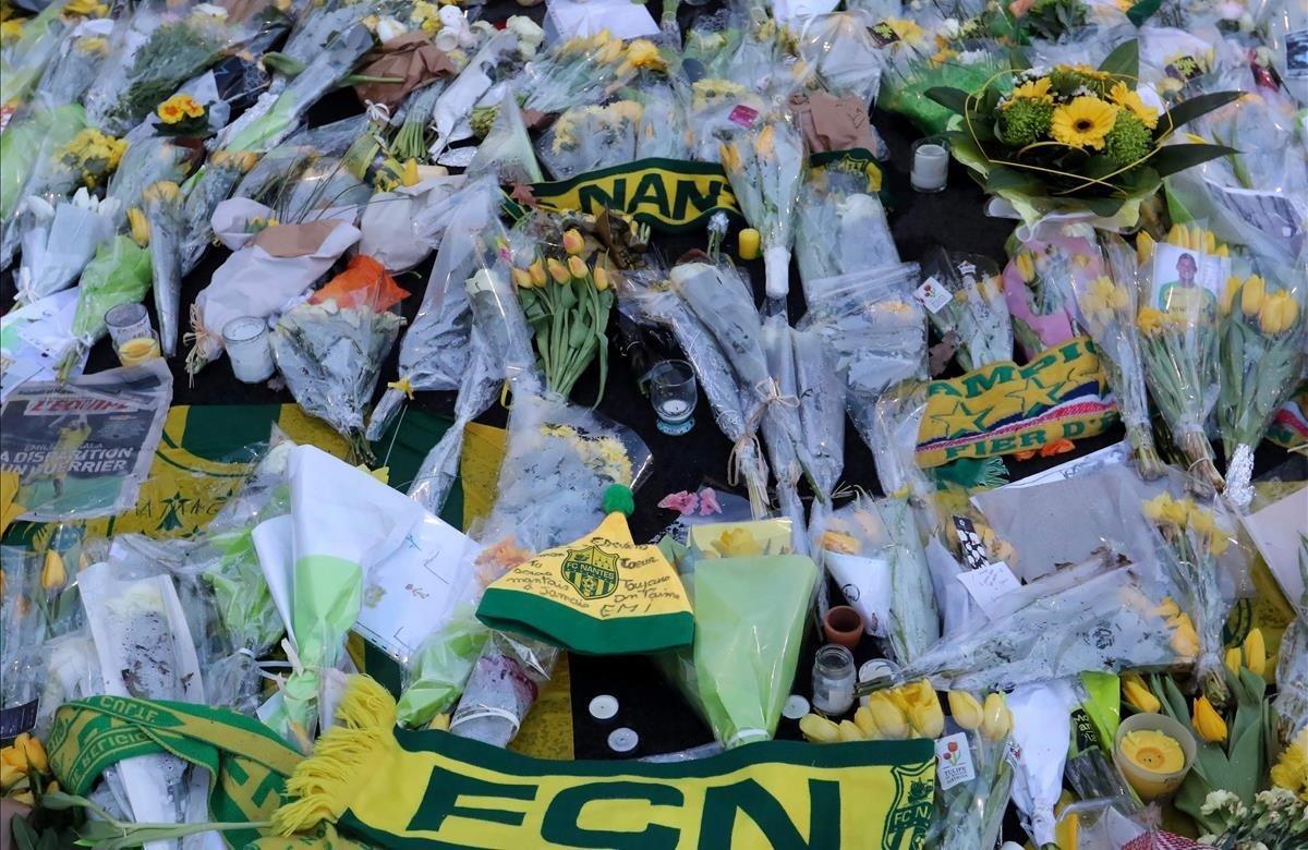 Aficionados del equipo FC Nantes rinden tributo al jugador argentino Emiliano Sala antes del partido entre el Nantes y el Saint Etienne.