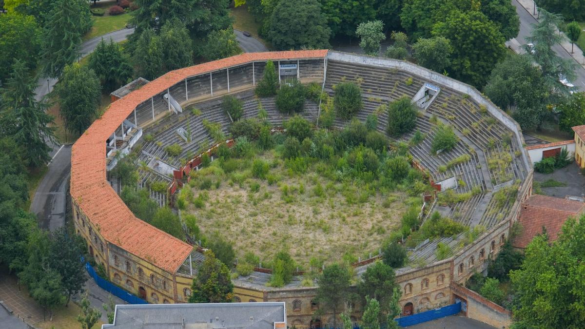 La reforma de la plaza de toros  de Oviedo incluye un cierre con tejado de cinc, gradas retráctiles y el ruedo 1,60 metros más bajo