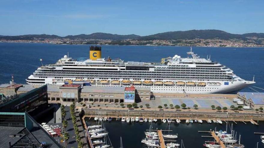 El crucero &quot;Costa Favolosa&quot; visita Vigo con 4.300 pasajeros a bordo