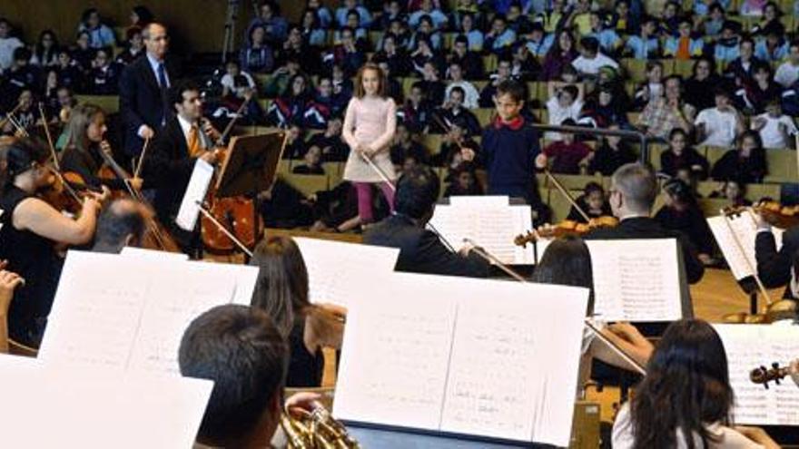 En la imagen superior, el joven Asier dirige la Sinfónica ante la mirada de Aitana y Argenta. Abajo, el presentador se dirige al público. i ANDRÉS CRUZ