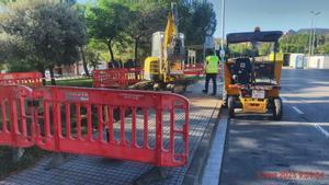 Inicio de los trabajos para instalar marquesinas que harán las funciones de parada de autobús, que permitirá refugiarse del sol y la lluvia, en Centelles.