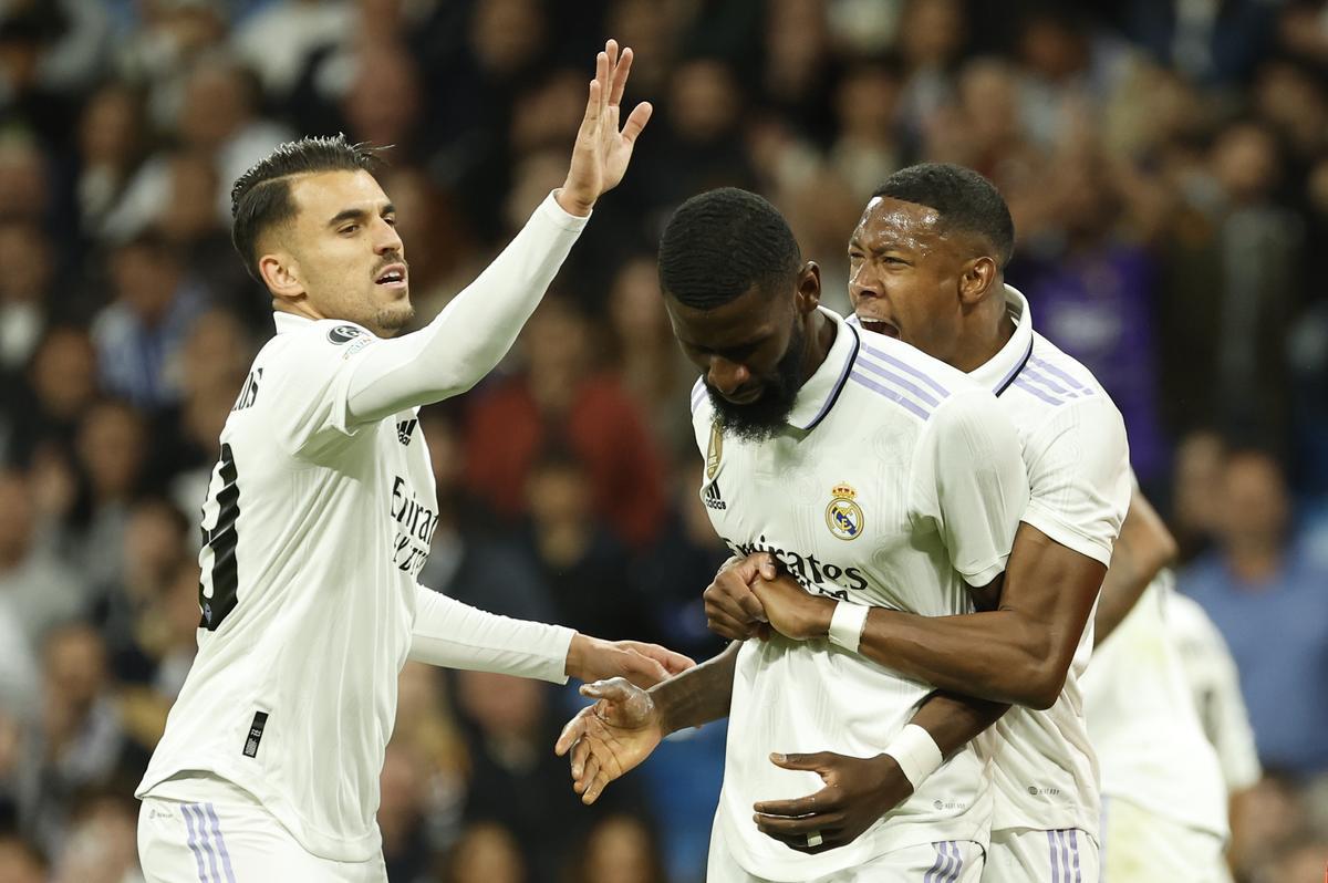 MADRID, 12/04/2023.- El defensa alemán del Real Madrid Antonio Rüdiger (c) es felicitado por sus compañeros, durante el partido de ida de cuartos de final de Liga de Campeones que Real Madrid y Chelsea FC disputan este miércoles en el estadio Santiago Bernabéu. EFE/Chema Moya