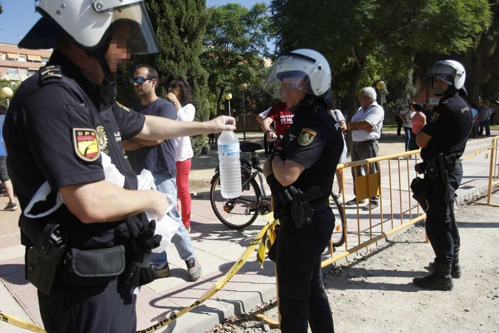 Dos vecinos y un policía heridos durante las prote