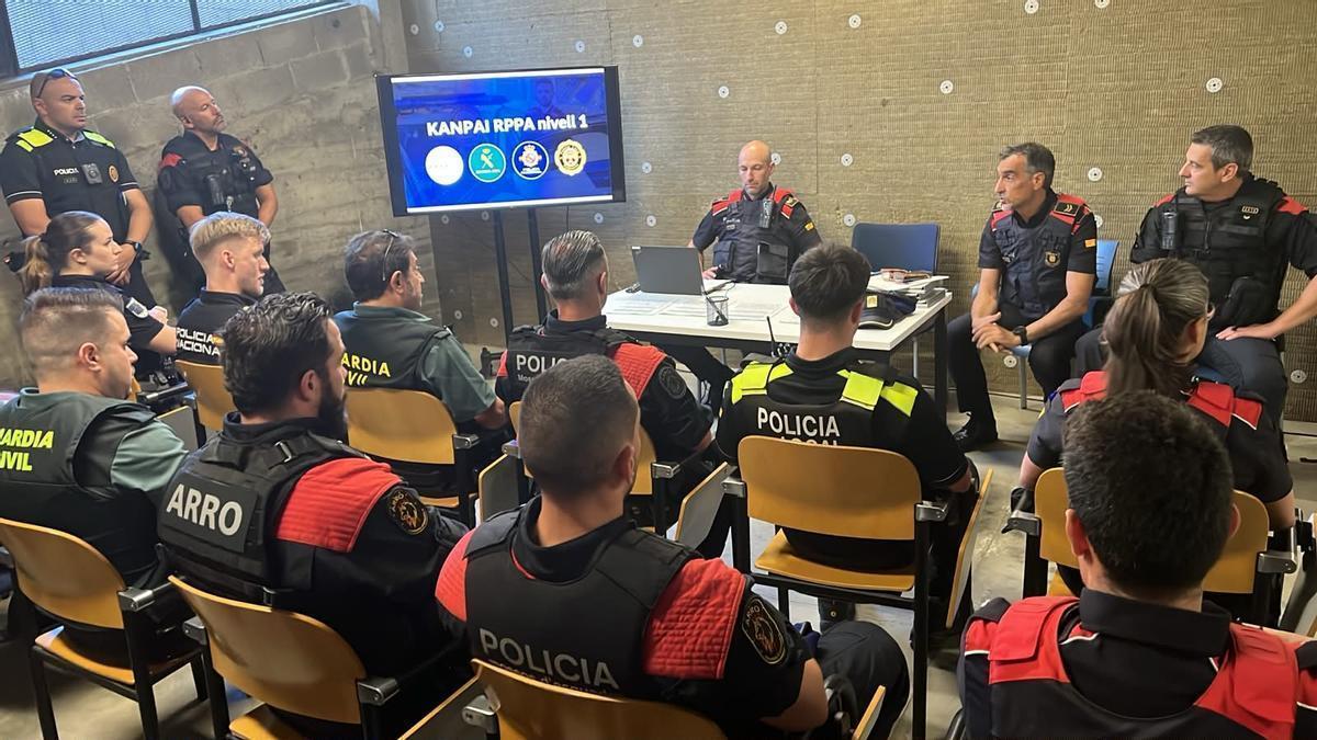 Agents dels cossos de seguretat participants en un dispositiu Kanpai a Puigcerdà.