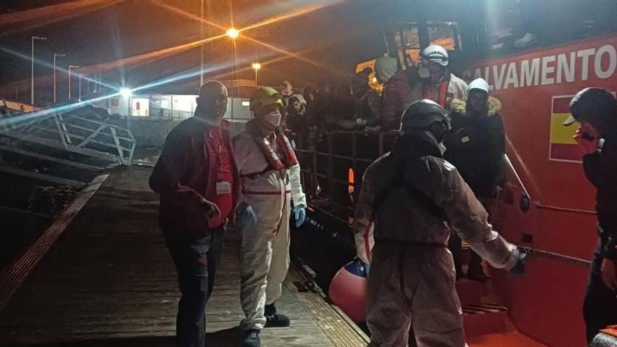 Interceptan a 28 inmigrantes en dos pateras en Santa Pola y Torrevieja