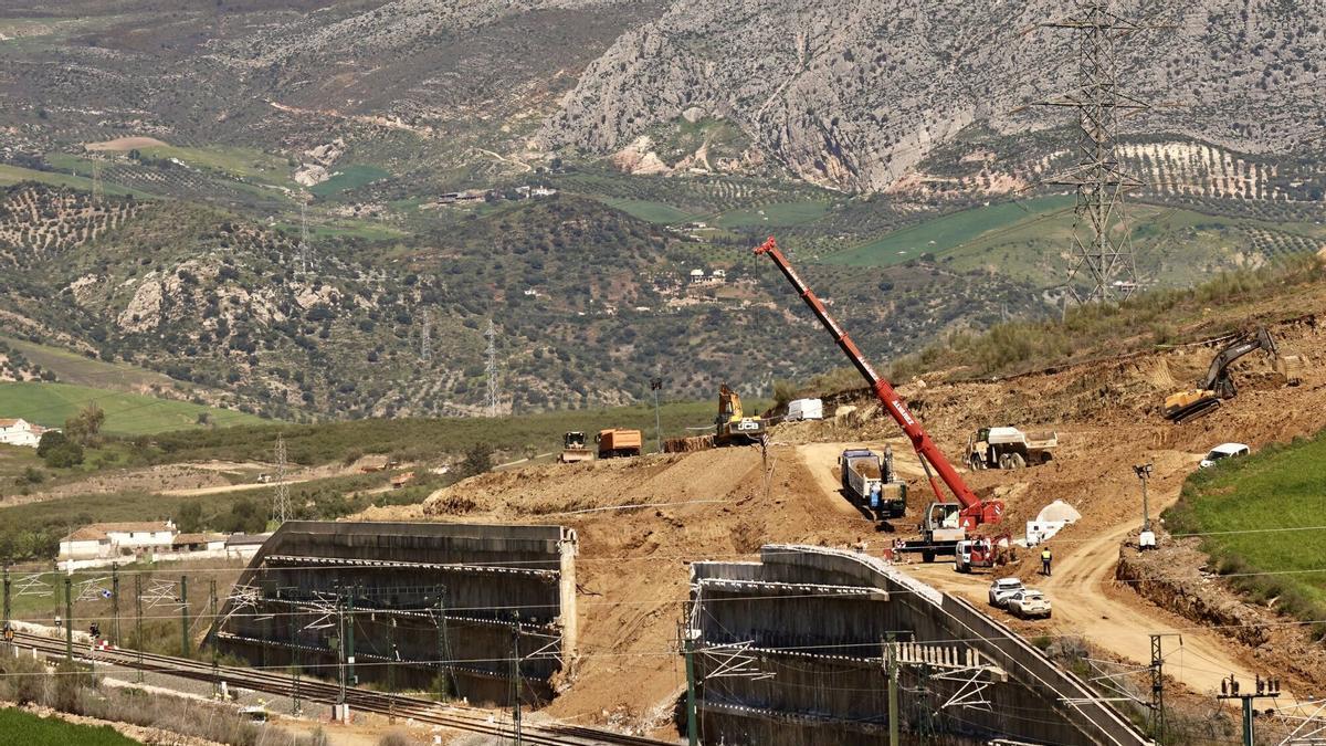 Imagen de las obras de emergencias sobre el talud que se vio gravemente afectado por el pasado temporal a su paso por Álora