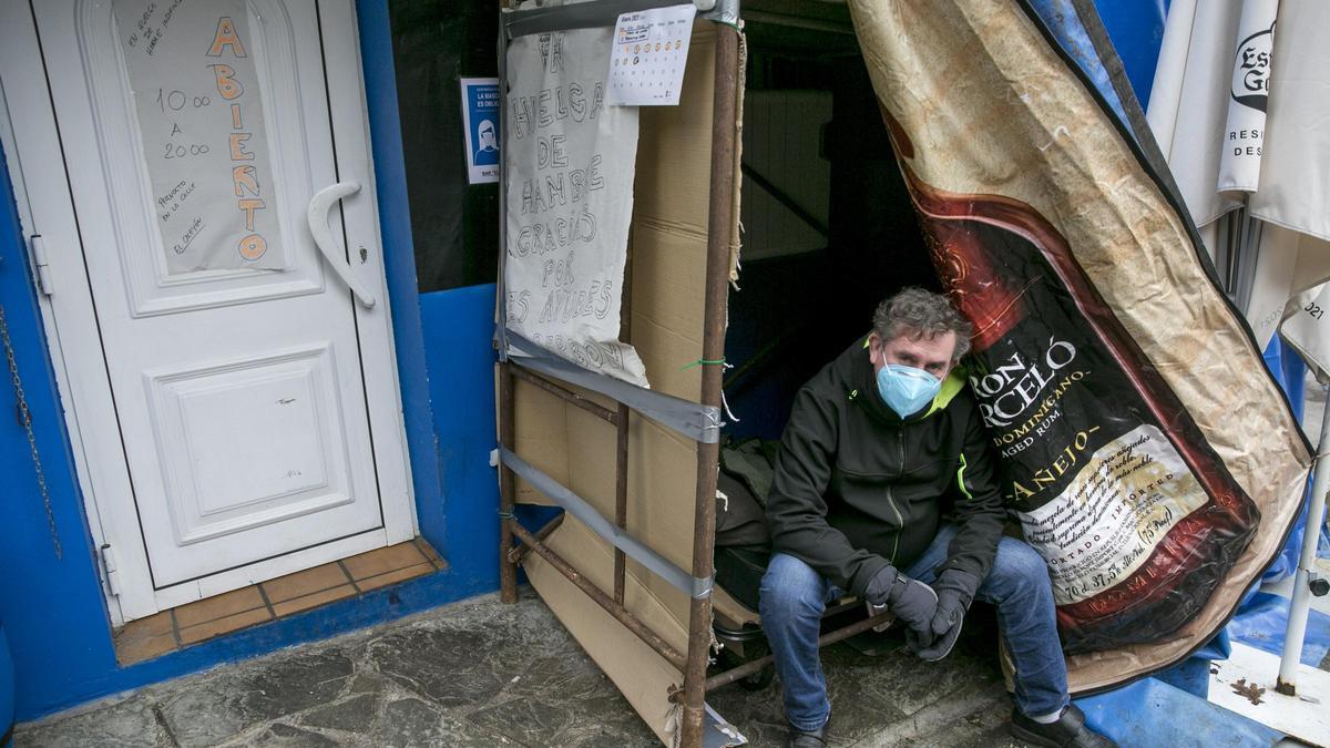 Sergio Villaverde posa a las puertas de su bar