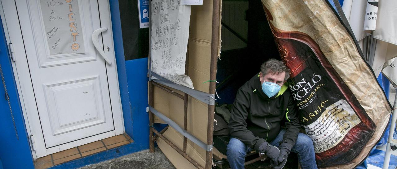 El hostelero de Ribera de Arriba en huelga de hambre: "Estoy aliviado por la paralización del desahucio pero seguiré en la lucha hasta que las fuerzas me fallen"