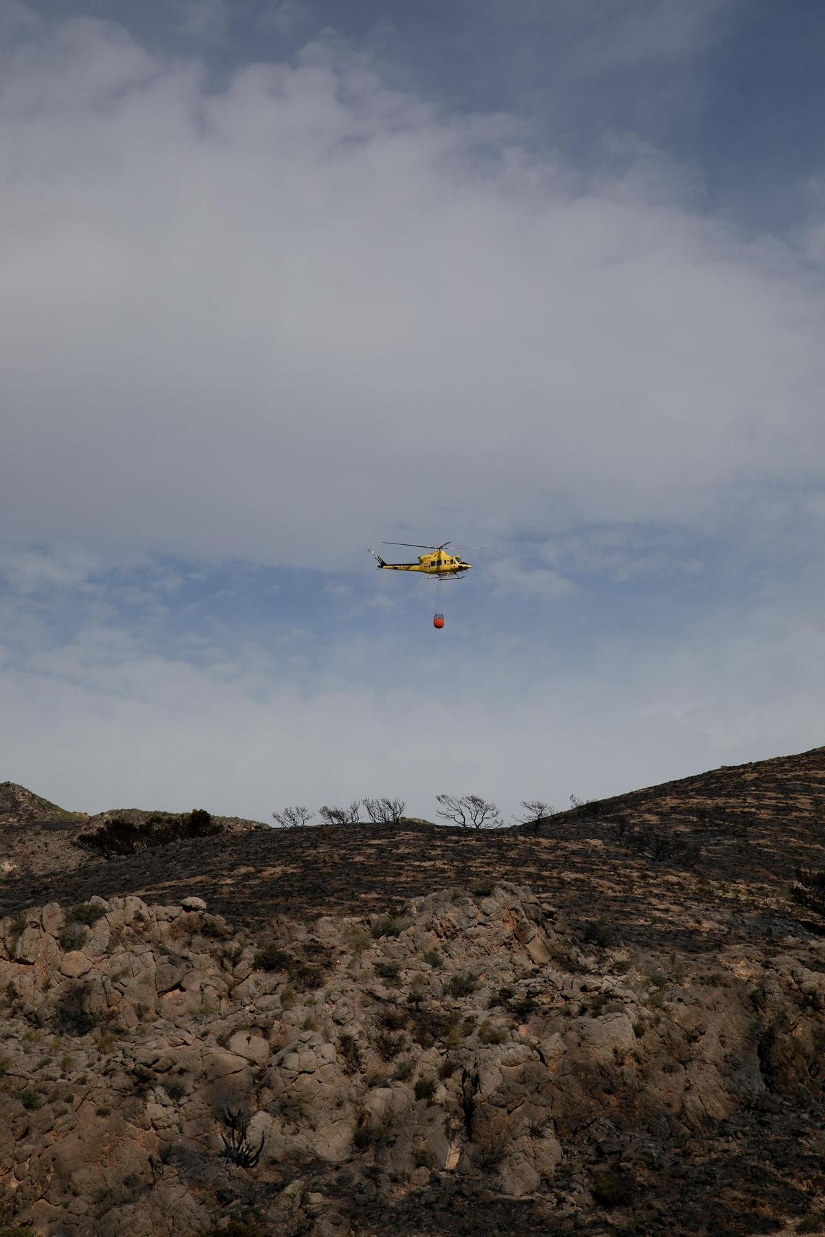 Algunos de los momentos más destacados de esta mañana en el incendio de Cabo Tiñoso. Algunos de los momentos más destacados de esta mañana en el incendio de Cabo Tiñoso.