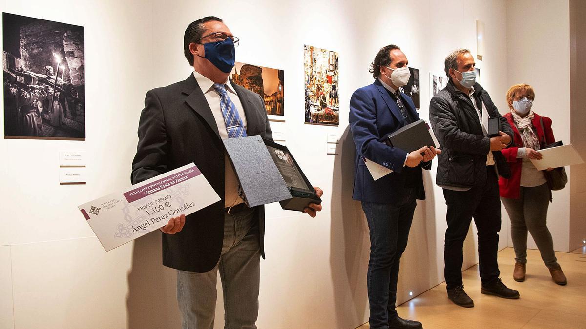 Ángel Pérez González, en primer término, junto al resto de premiados del XVI Concurso de Fotografía de la Junta pro Semana Santa.