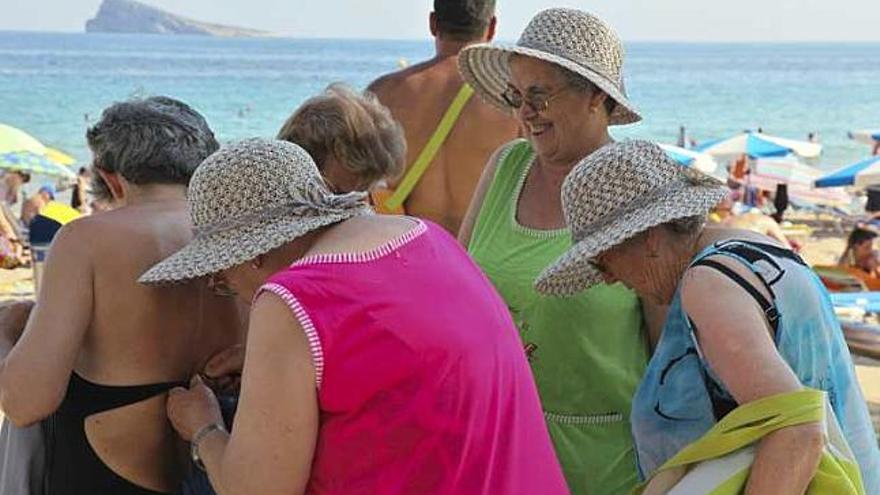 Un grupo de jubilados, en Benidorm.