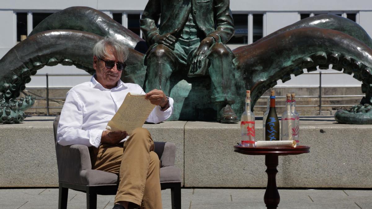 El periodista de Faro de Vigo, Fernando Franco, junto a la estatua de Julio Verne en el Náutico de Vigo en 2018