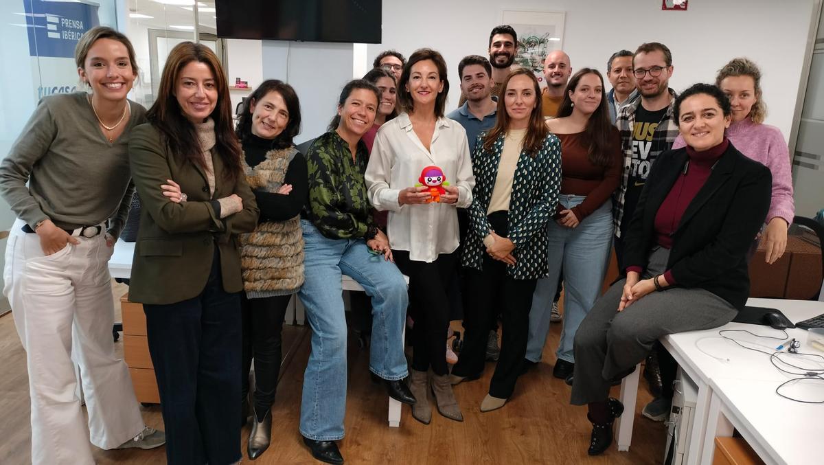 Parte de la redacción de El Correo de Andalucía con la muñeca Nica