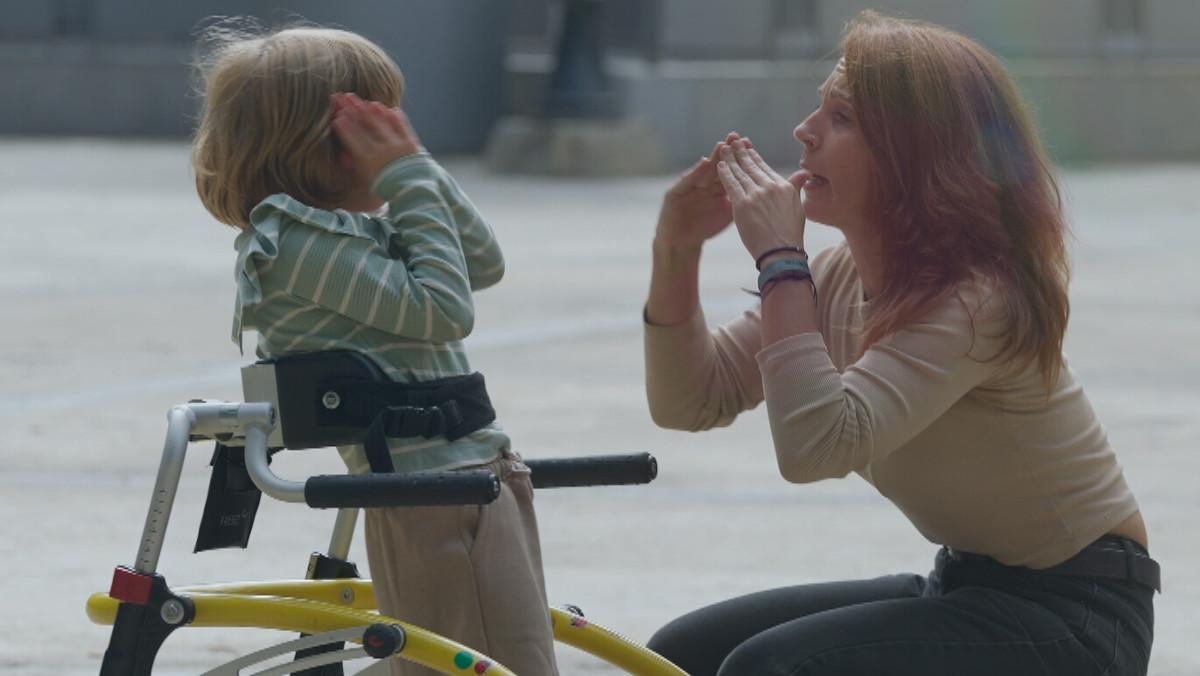 Laura, con su hija Amélie, en 'Moure muntanyes'
