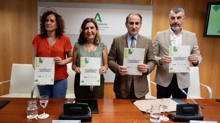 Nuria López, Rocío Blanco, Javier González de Lara y Óskar Martín, tras la firma del plan.