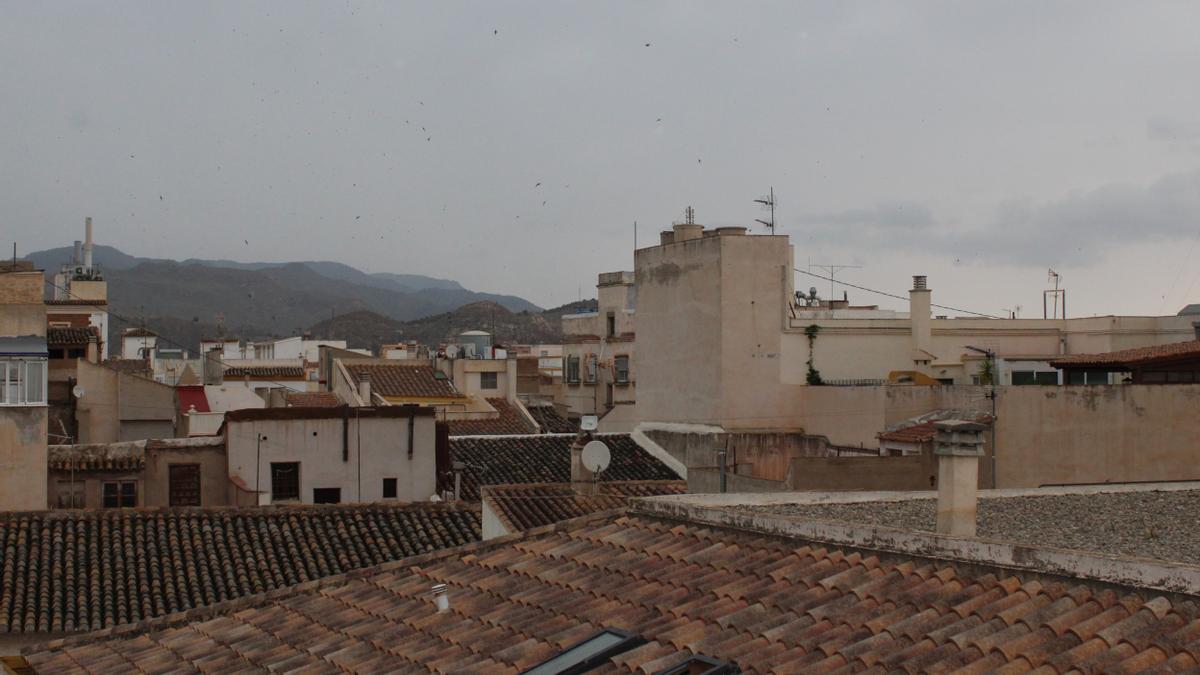 Lluvia, a intervalos, sobre los tejados del casco antiguo de Lorca, este jueves.