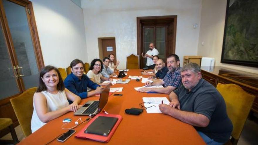 Imagen de la reunión de los representantes de PSOE, Podemos y Més ayer en el Consell.