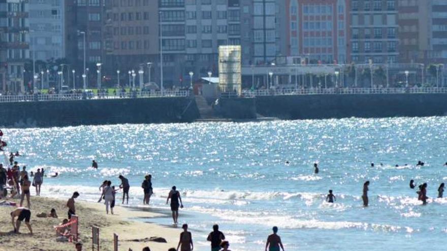 La zona de la playa de San Lorenzo, entre las más cotizadas para los alquileres de verano.