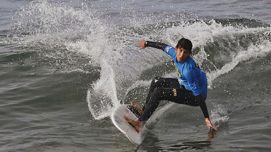 Un surfista realiza una maniobra sobre una ola. |  // ALBA VILAR