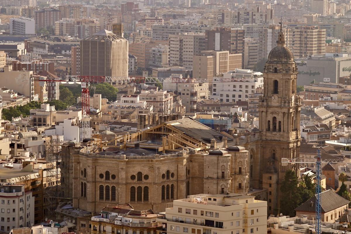 MLG 03-07-2025.-Vista aérea de la construcción del tejado en la Catedral de Málaga