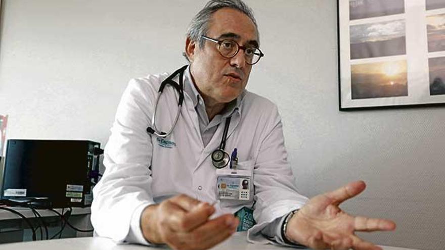 El doctor Melcior Riera, en su consulta de Son Espases el pasado jueves durante esta entrevista.