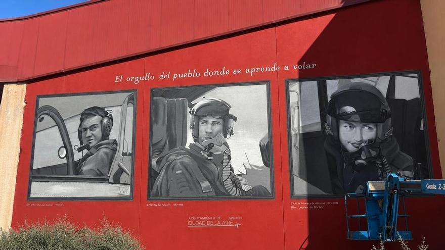 Leonor ‘aterriza’ en el mural de los Borbones aviadores